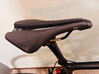 KARBONOVÉ SILNIČNÍ KOLO: CANYON ENDURACE CF - 4