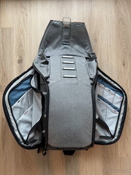 Peak Design Everyday Backpack v1, šedý (20l) - 4