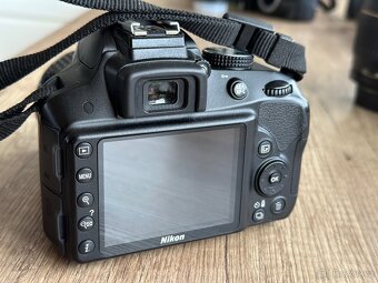 NIKON D3300 3 x OBJEKTIV 2 x BATERIE 5287 SNÍMKŮ - 4