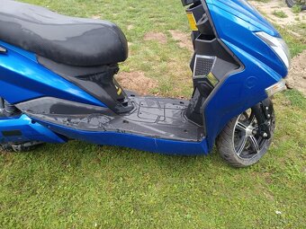 Skútr HECHT EQUIS - 4