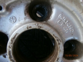 sada celoroční 185/60R 14 s orig.Alu disky vw - 4