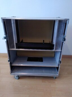 Prodám case na zesilovač a rack 8U - 4