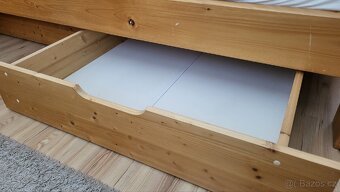 Prodám postel s matrací, nočním stolkem a 2 úložnými boxy. - 4