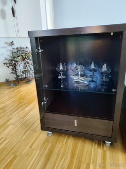 Obývací sestava ze tmavého dřeva - 4