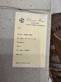 KRASNY BAKELIT TRAKTOR ZETOR 25 KLIČEK S KRABICÍ - 4