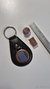 Original klíč Fiat 600 s klíčenkou a 2 odznaky - 4