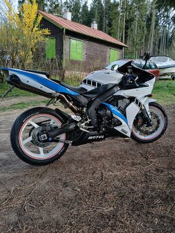 Yamaha YZF R1 - 4