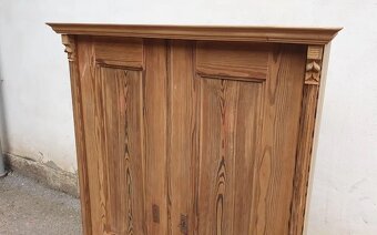 STAROŽITNÁ MODŘÍNOVÁ SKŘÍN PO CELKOVÉ RENOVACI - 4