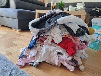 Mix oblečení na holčičku a plenky Pampers - 4