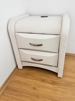 Moderní manželská postel s matrací a nočními stolky - 4