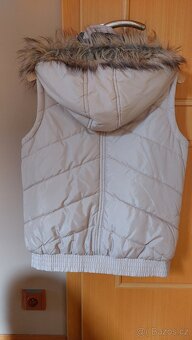 Béžová vesta s kapucí - 4