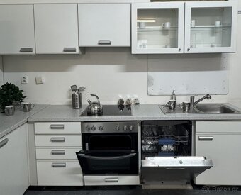 Světlá praktická kuchyně RADANA - 4