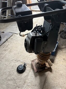 Vibrační pěch Bomag BT68 - 4