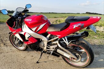 Yamaha R1 - 4