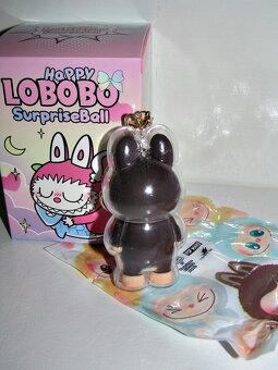 1.Hnědý přívěsek, klíčenka Labubu / Lafufu v pouzdře 7,5 cm - 4