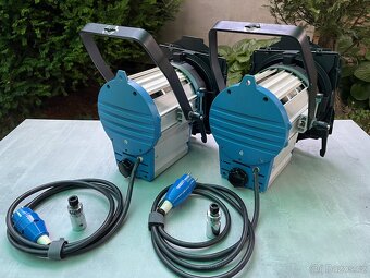 2ks Arri T1 1000W kopie + 3 náhradní žárovky, klapky, spigot - 4