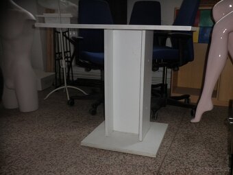 Bílý čtvercový jídelní stůl - 4