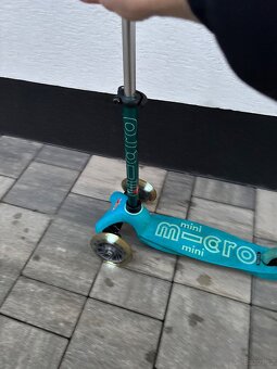 Koloběžka Mini Micro Deluxe LED aqua s blikacími kolečky - 4