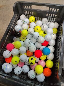 různé golfové míčky - 4