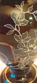 Černá váza s malovanými květy a vlněným okrajem - 4