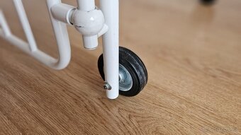 Dětská kovová postýlka + proutěný koš na kolečkách - 4