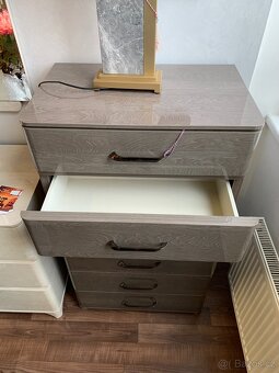 Moderní vysoká komoda – 119 cm, vysoký lesk - 4