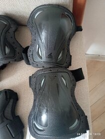 Prodám inline chrániče 6 kusů. Celé komplet. - 4