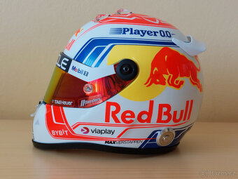 Predám Max Verstappen 2023 Red Bull F1 mini helma 1:2 - 4