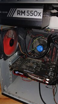 Stolní počítač s monitorem a reproduktory - 4