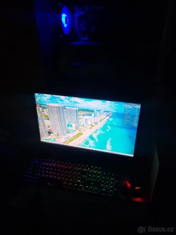 Herní počítač včetně monitoru, klávesnice a myši. - 4
