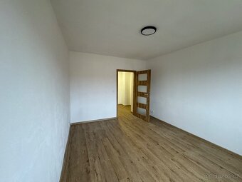 Pronájem bytu 2+1, cihlový dům, centrum Ostrova - 4