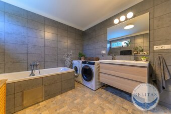 Prodej dvougeneračního rodinného domu 170 m², pozemky 864 m² - 4