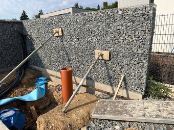 Kamenný gabionovy plot za odvoz + 30m betonové dlažby - 4