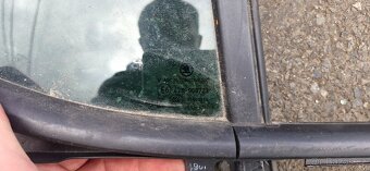 Zadni male okno ze dveri octavia 4 sedan trojuhelnik - 4