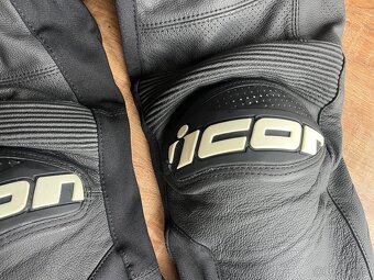 Icon Overlord - kvalitní moto kožené kalhoty jako NOVÉ - 4