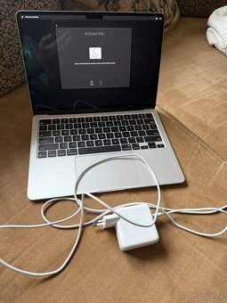 MacBook Air 13" M4 - Jako nový, stříbrná barva - 4