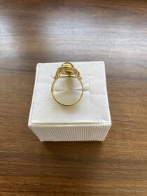 Zlatý dámský prsten s hnědým kamenem - 4