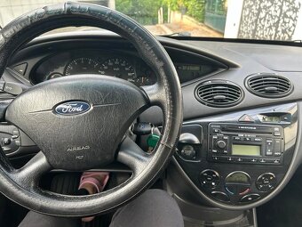 Ford Focus Ghia - 4