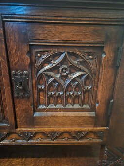Komoda v gotickém stylu z masivního dubu - 4