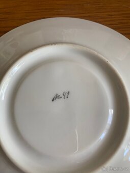 CHODSKÝ PORCELÁN,HRNEČKY+ TALÍŘKY -MALOVANÉ -SADA - 4