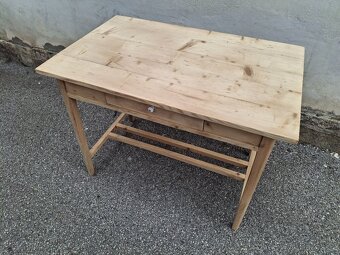 STAROŽITNÝ SMRKOVÝ STŮL PO RENOVACI - 4