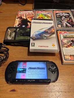 PSP Street Black v dobrém stavu + hry a příslušenství - 4
