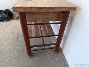 Prodám masivní garážový ponk se svěrákem. - 4