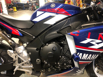 Yamaha R1 - 4