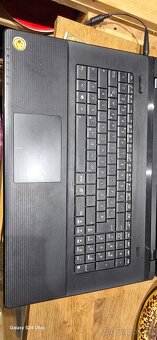 Veliký notebook Asus - 4