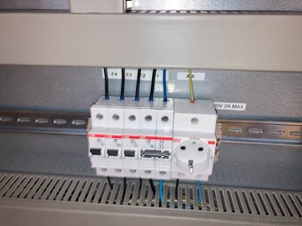 Elektrický rozvaděč RITTAL 76x76x30cm na nožkách - 4