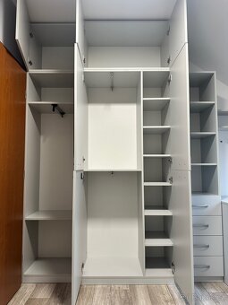 Šatní skříně a stůl - 4