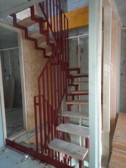 Schody ocelové levé, tvar U, výška 268 cm - 4