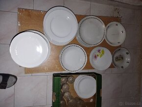 TALÍŘE , SKLENICE ,PŘÍBORY, PŮLLITRY, HRNKY - 4