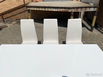 Bílý jídelní stůl a 6 designových židlí v krásném stavu - 4